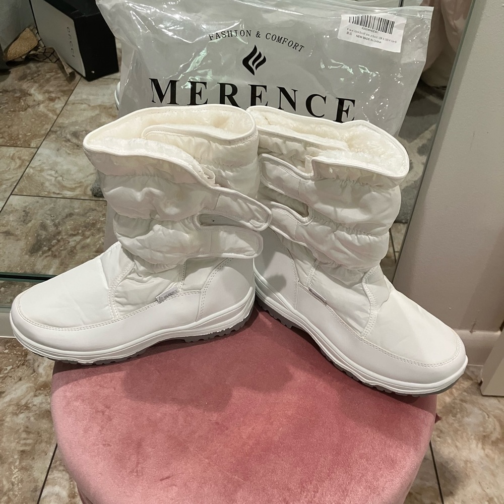 Beautiful white snow boots. Women’s size 9. Never used!!